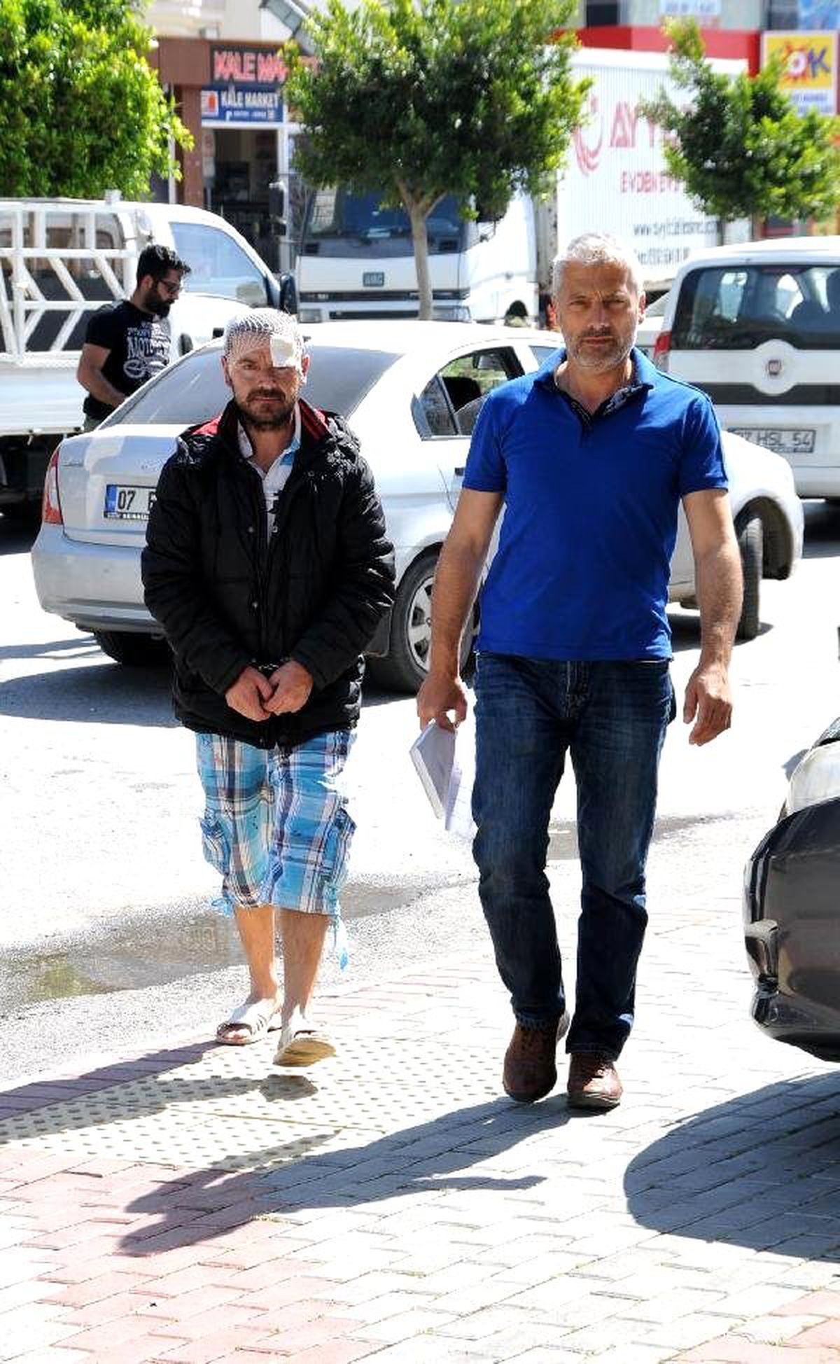 Eşini Sokakta Bıçakladı, Linçten Polis Kurtardı
