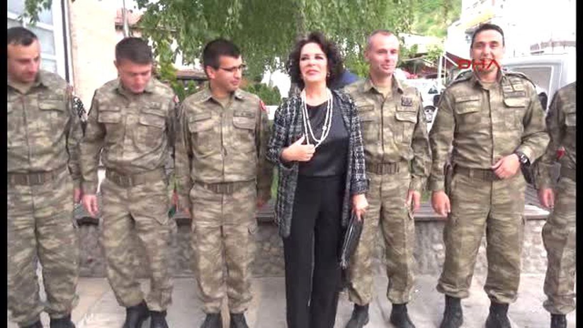 Hülya Koçyiğit, Kosova\'da Görevli Türk Askeriyle Biraraya Geldi -1