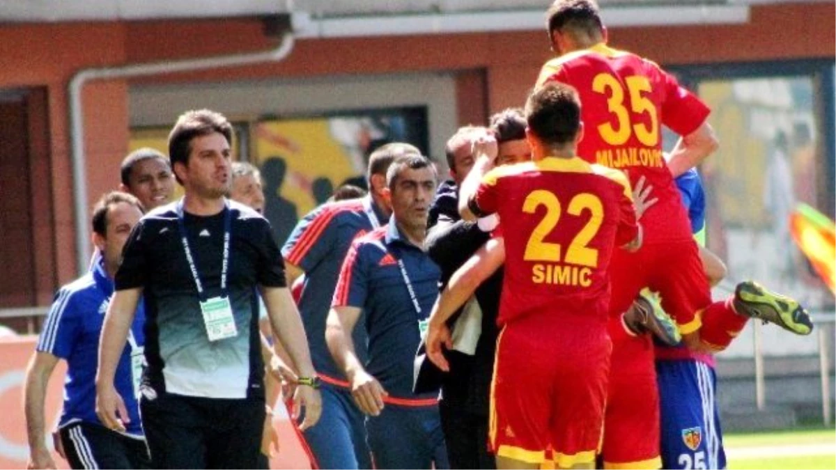 Kayserispor Kulübü Başkanı Recep Mamur Soyunma Odasında Futbolcuları Tebrik Etti