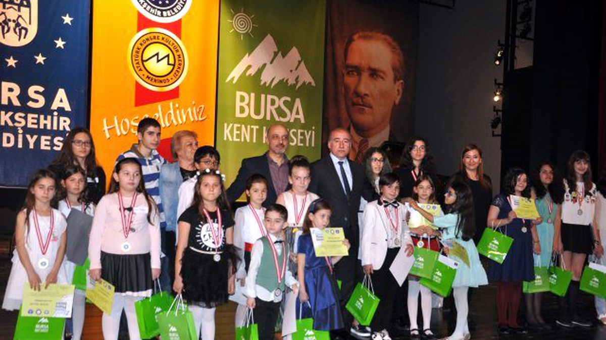 Kent Konseyi\'nden 800 çocukla piyano maratonu