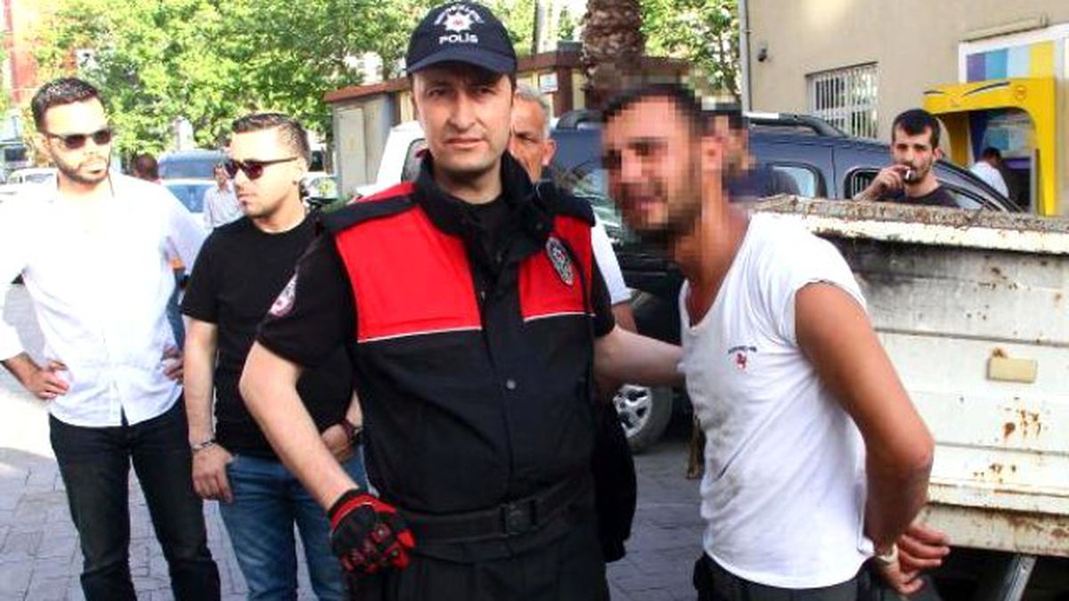 Manisa'da 12 Yaşındaki Kız Çocuğunu Kandırmaya Çalışan Adama Meydan Dayağı