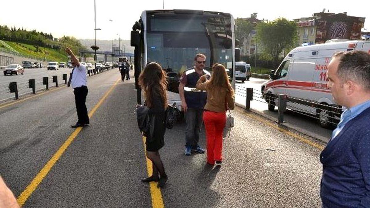 Metrobüs Yolunda Kaza: 4 Yaralı
