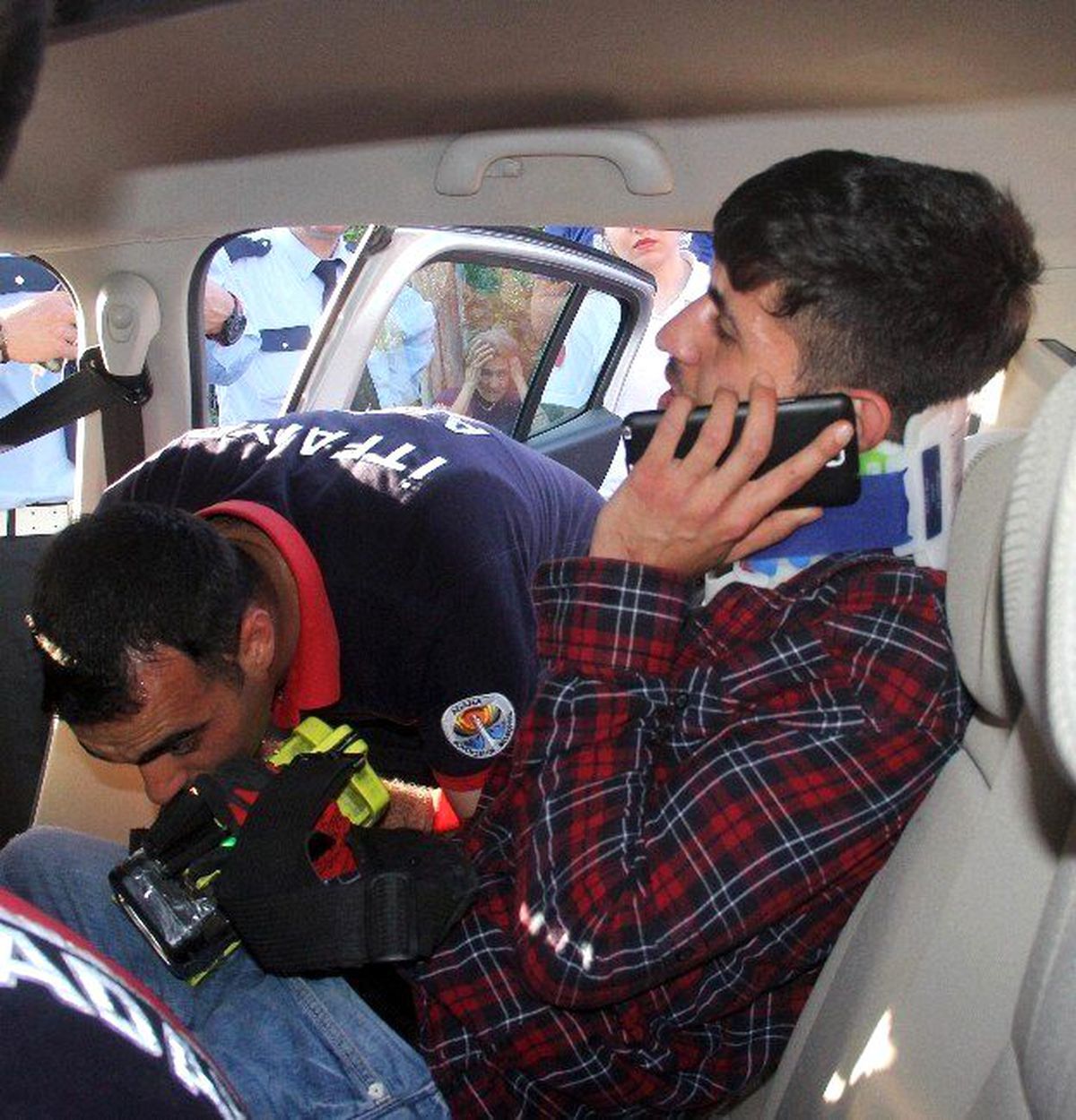 Otomobilde Sıkışan Genç Kurtarıldı