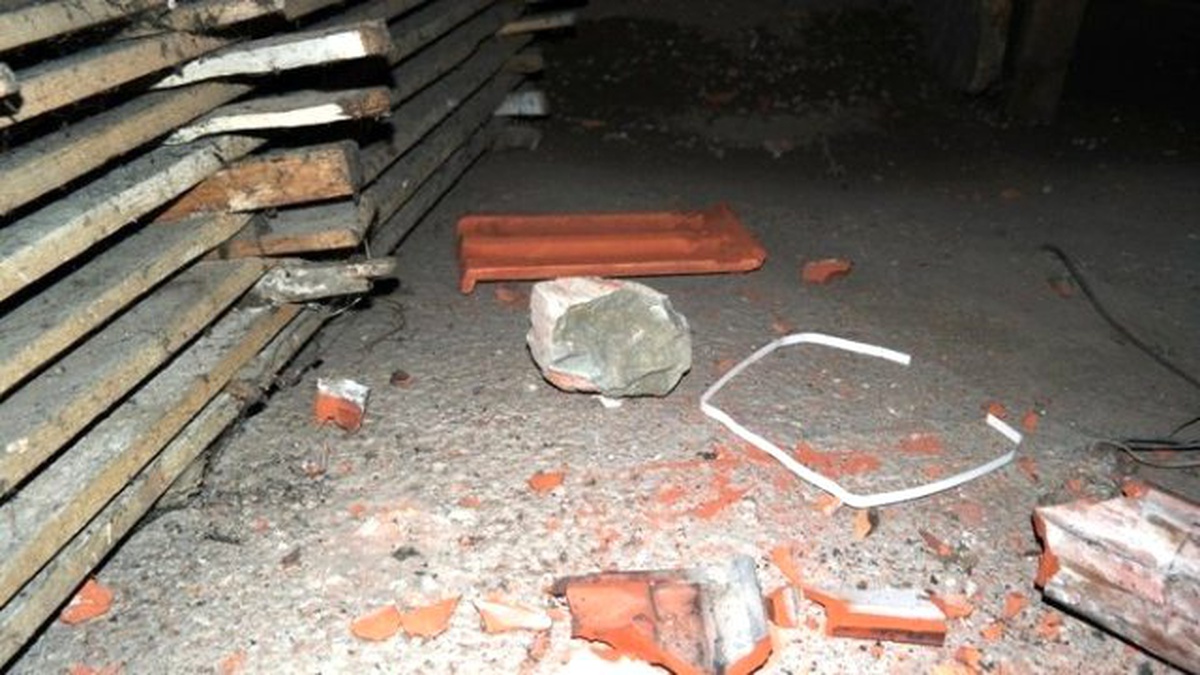 Dinamitle Patlatılan Kayaların Parçaları Evlere İsabet Etti