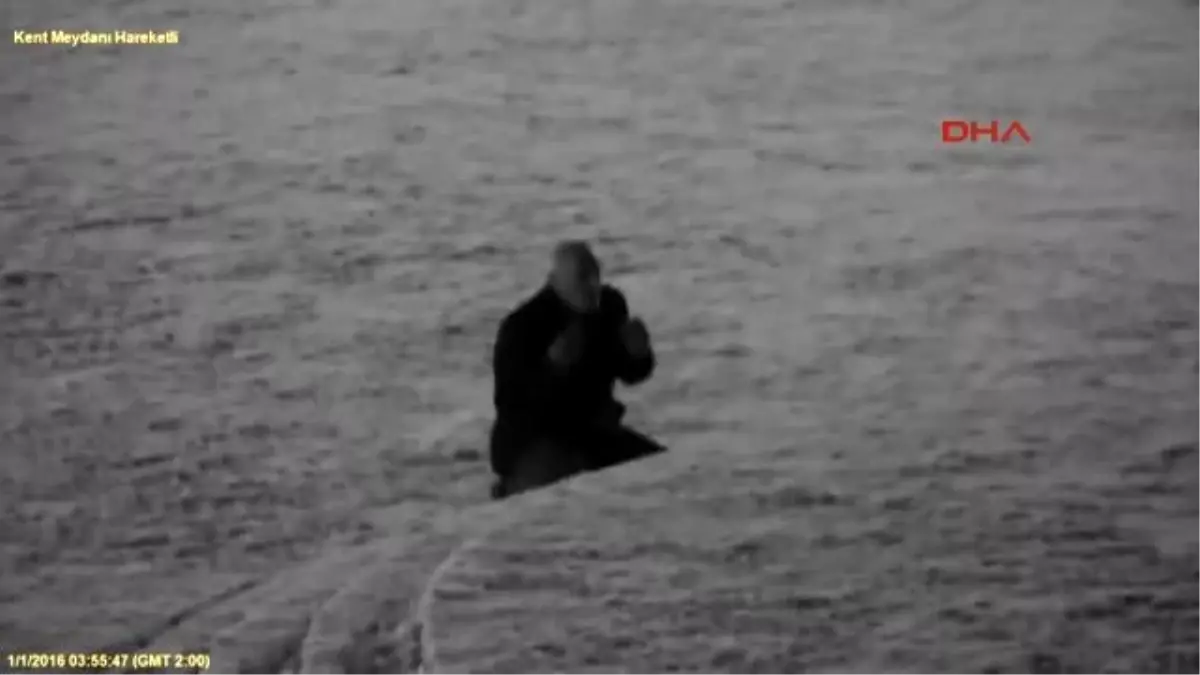 Atatürk Anıtının Önünde Diz Çöküp Dua Eden Adam, MOBESE Kameralarına Takıldı