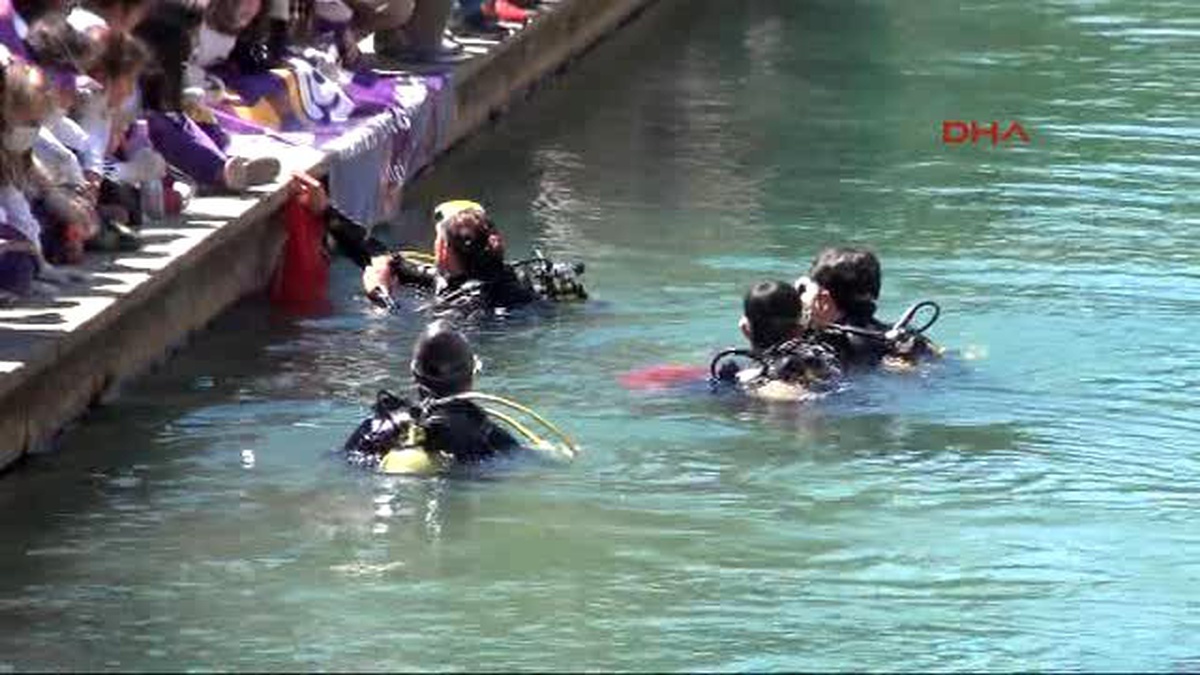 Şanlıurfa\' Balıklıgöl Temizlendi, Çıkan Malzemeler Şaşırttı