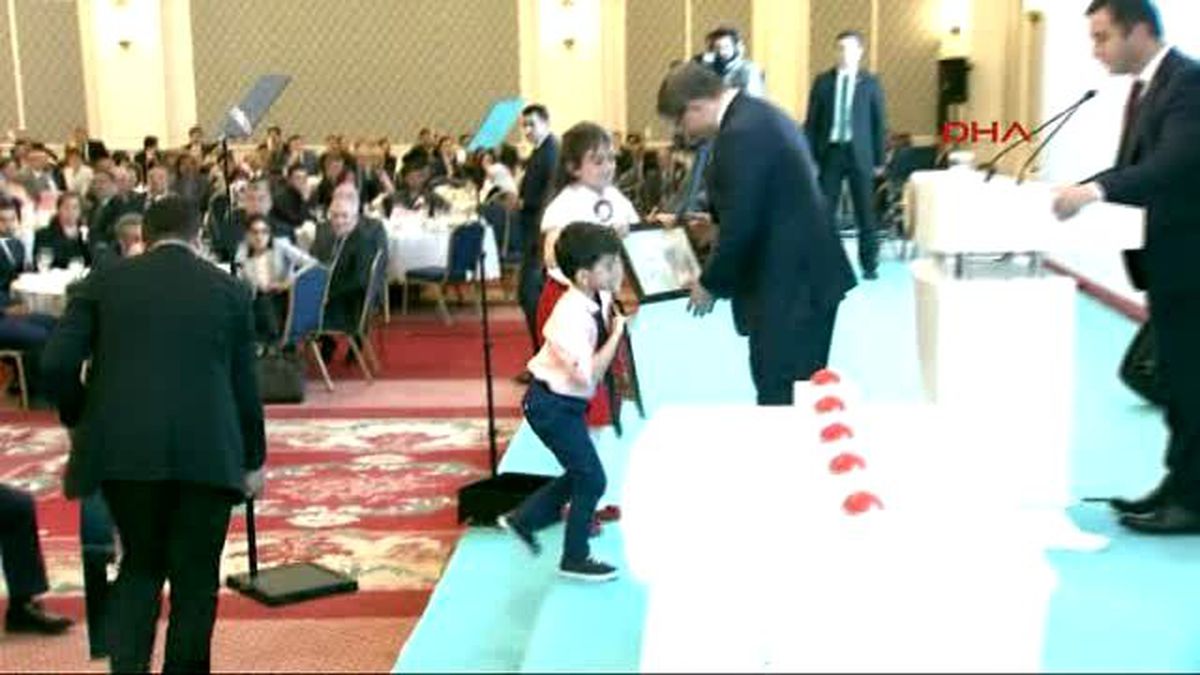 Şehit Çocuklarından Başbakan Davutoğlu\'na Yürek Yakan Resim Hediyesi