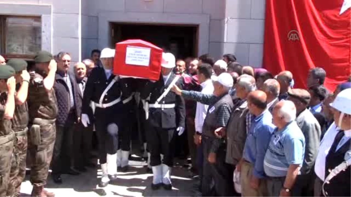 Şehit Sinan Kunduracı\'nın Cenazesi Memleketinde Toprağa Verildi