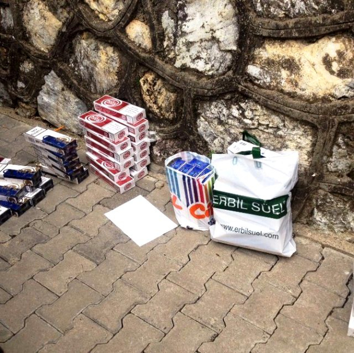 Semt Pazarında Bin 300 Paket Kaçak Sigara Ele Geçirildi