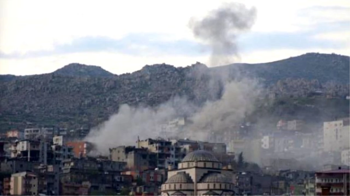 Şırnak\'ta PKK\'lıların Karargah Olarak Kullandıkları Binalar Ateş Altında