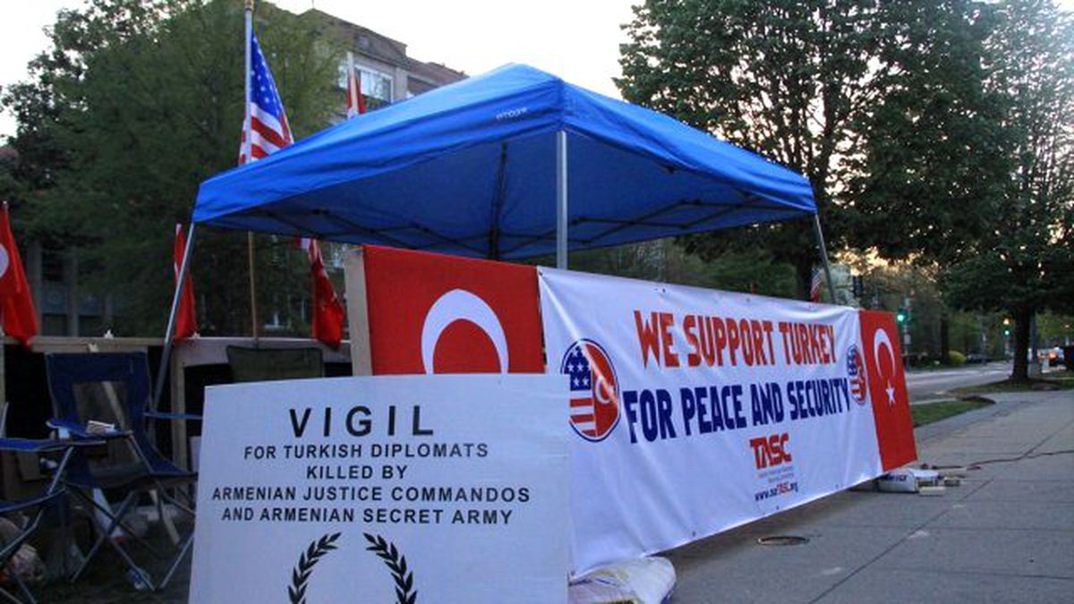 ABD'deki Türkler Büyükelçilik Önünde Nöbete Başladı