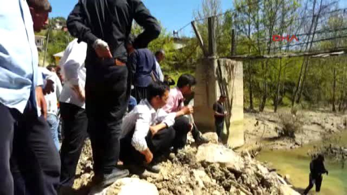 Adana Göksu Nehri\'ne Düşen 2 Kız Kardeşi Arıyorlar