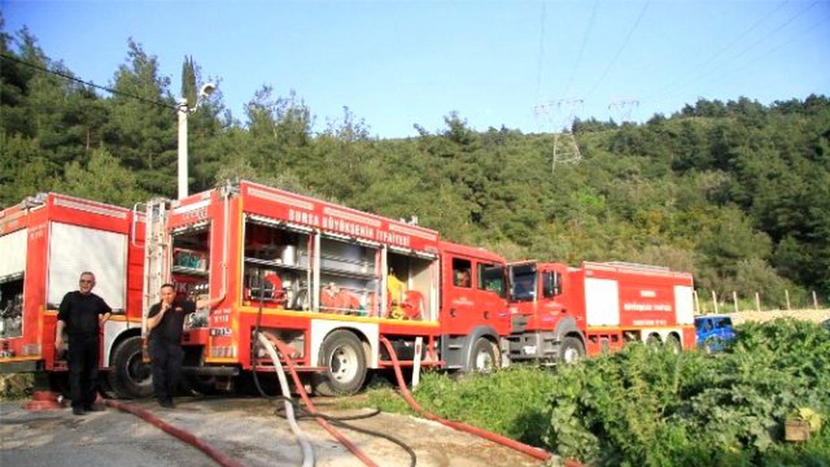 Ahırda Çıkan Yangın Tır\'ı ve Samanları Kül Etti
