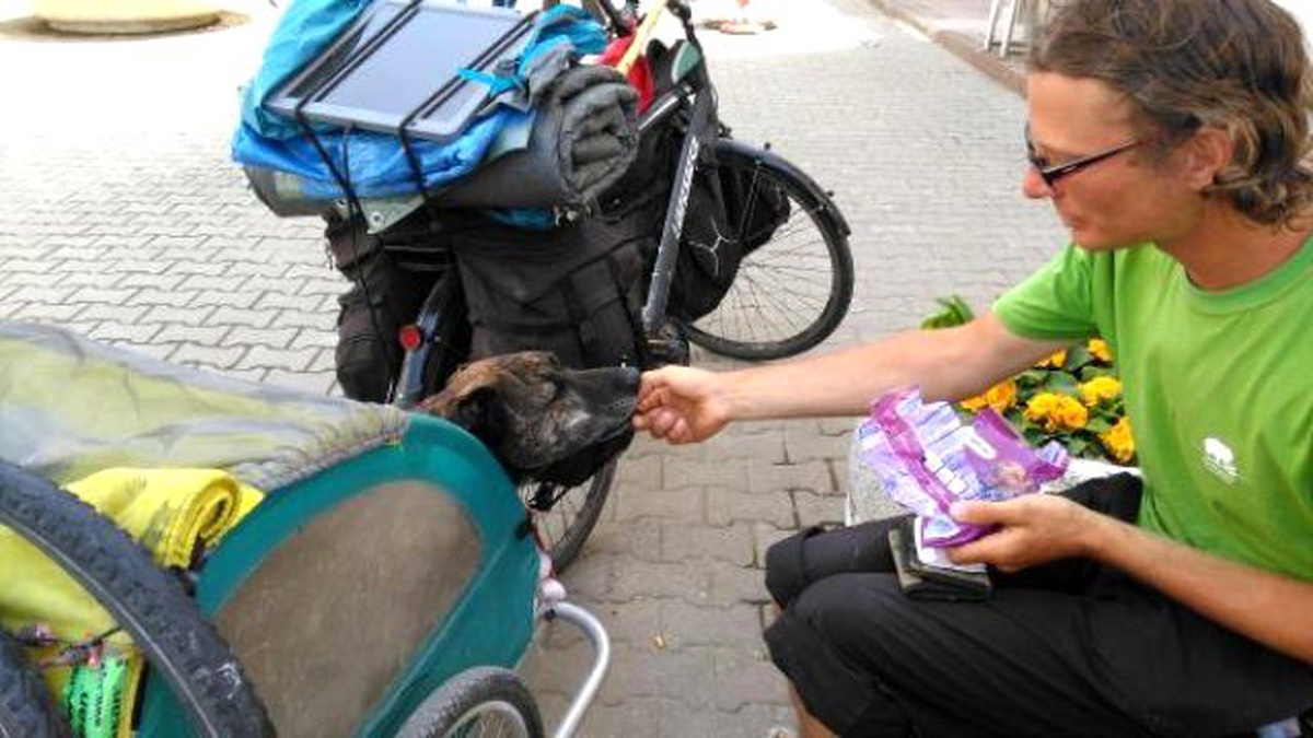 Alman Marangoz, Köpeği \'Tobi\' ile Dünya Turunda