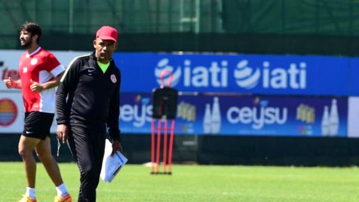 Antalyasporlu Eto\'o\'dan Emrah Başsan\'ın Başına Doğum Günü Yumurtası