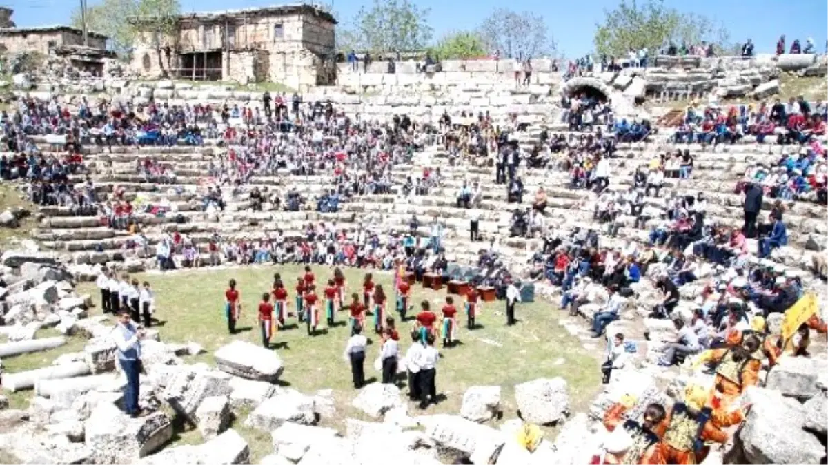 Antik Tiyatroda Turizm Haftası Kutlaması