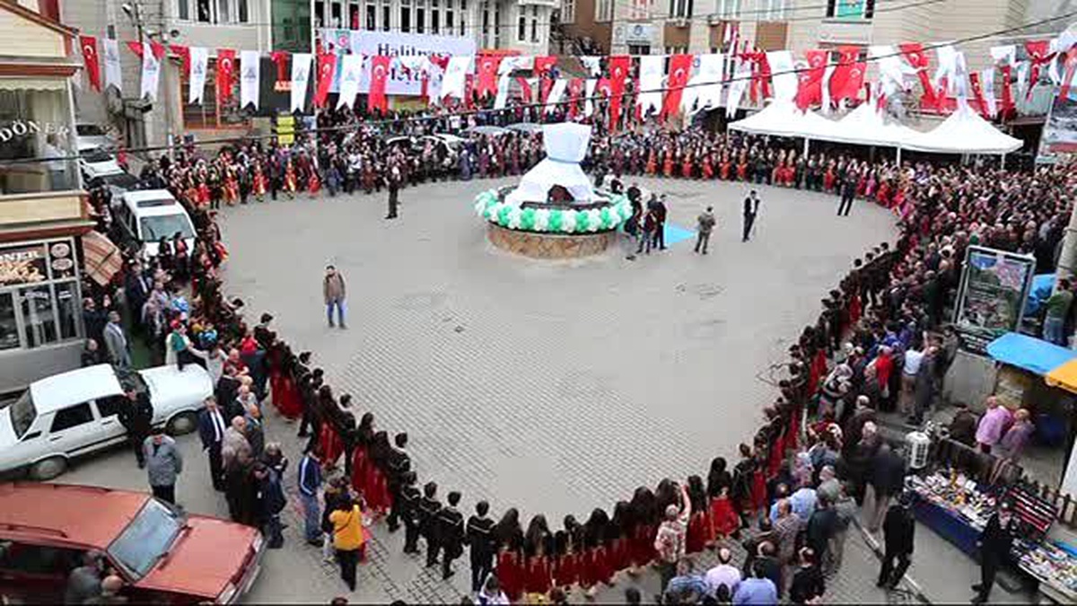 Artvin\'de Halk Oyunları Ekibi Heykeli Açıldı
