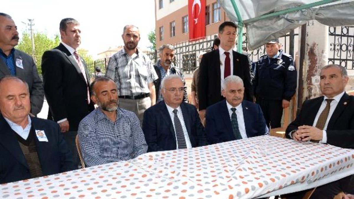 Bakan Yıldırım ve Elitaş Şehit Babasını Ziyaret Etti