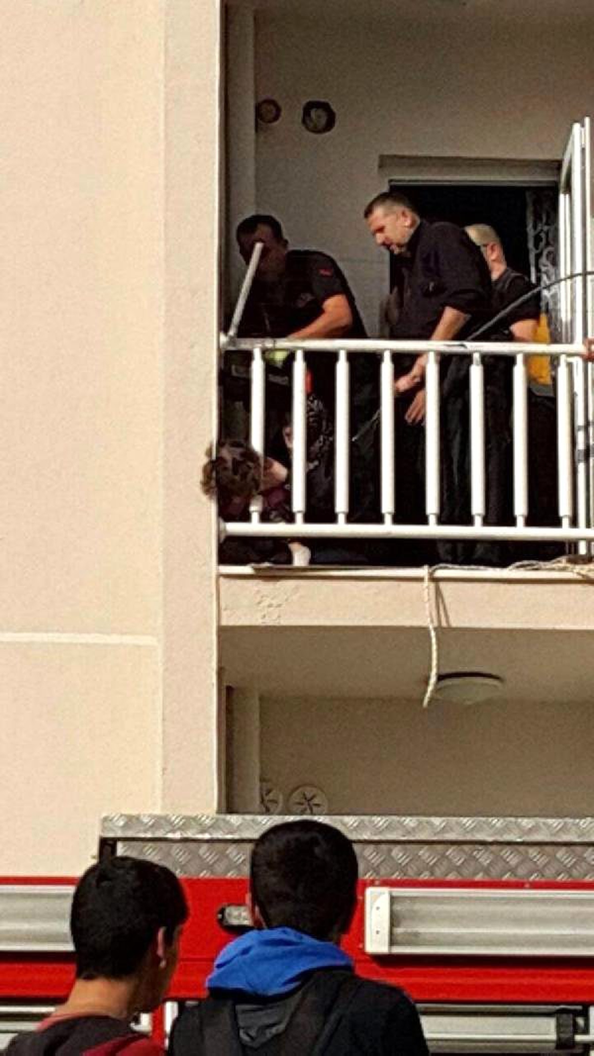 Balkon Korkuluklarına Başı Sıkışan Nevanur Böyle Kurtarıldı