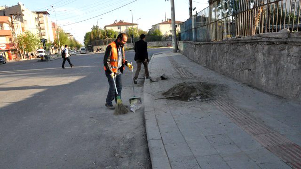 Batman Belediyesi 305 Kişi İle Kent Temiziliği Yapıyor