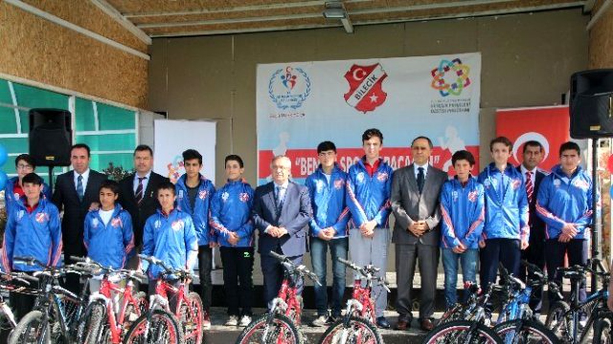 \'Ben de Spor Yapacağım" Projesi Kapsamında 35 Gence Bisiklet Dağıtıldı