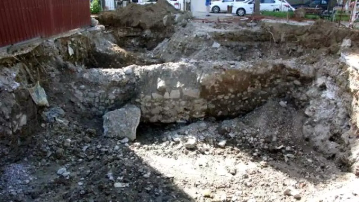 Cami Tuvaleti Kazısında Tarihi Duvar Çıktı