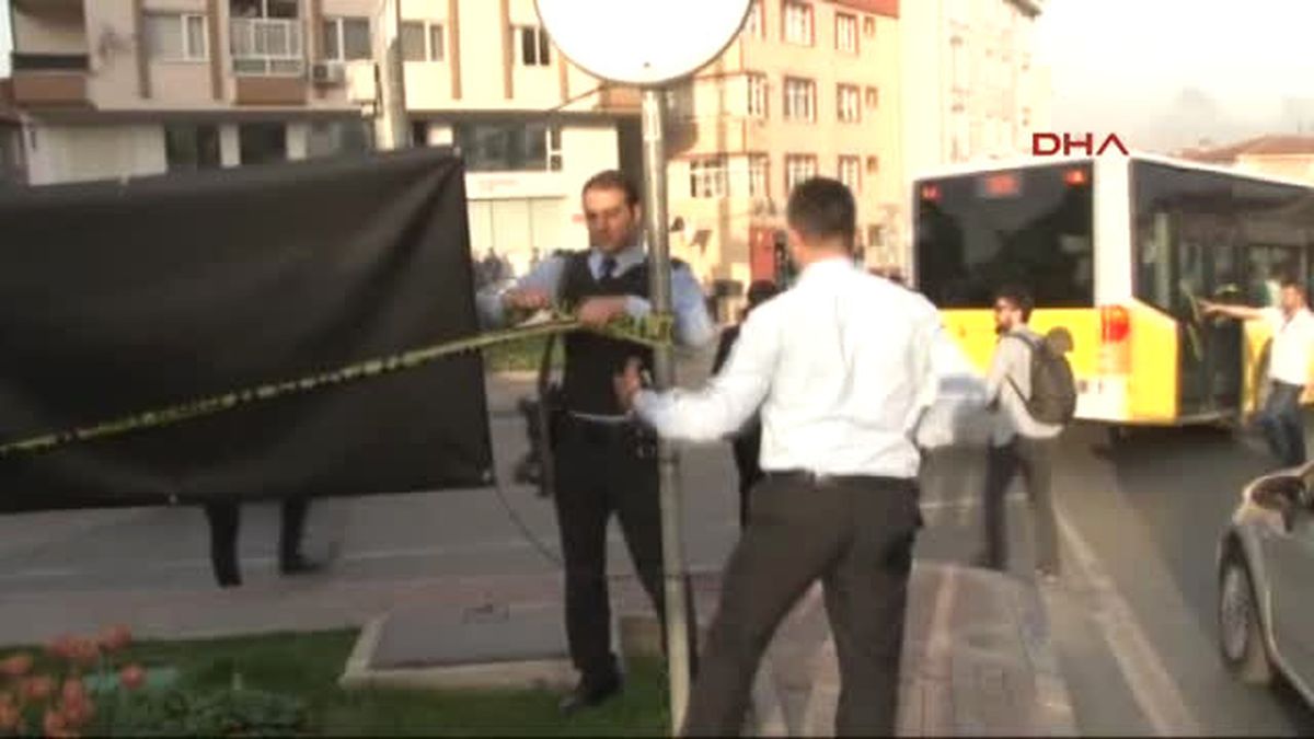 İstanbul'da Polisleri Taşıyan Otobüse Taşlı Saldırı