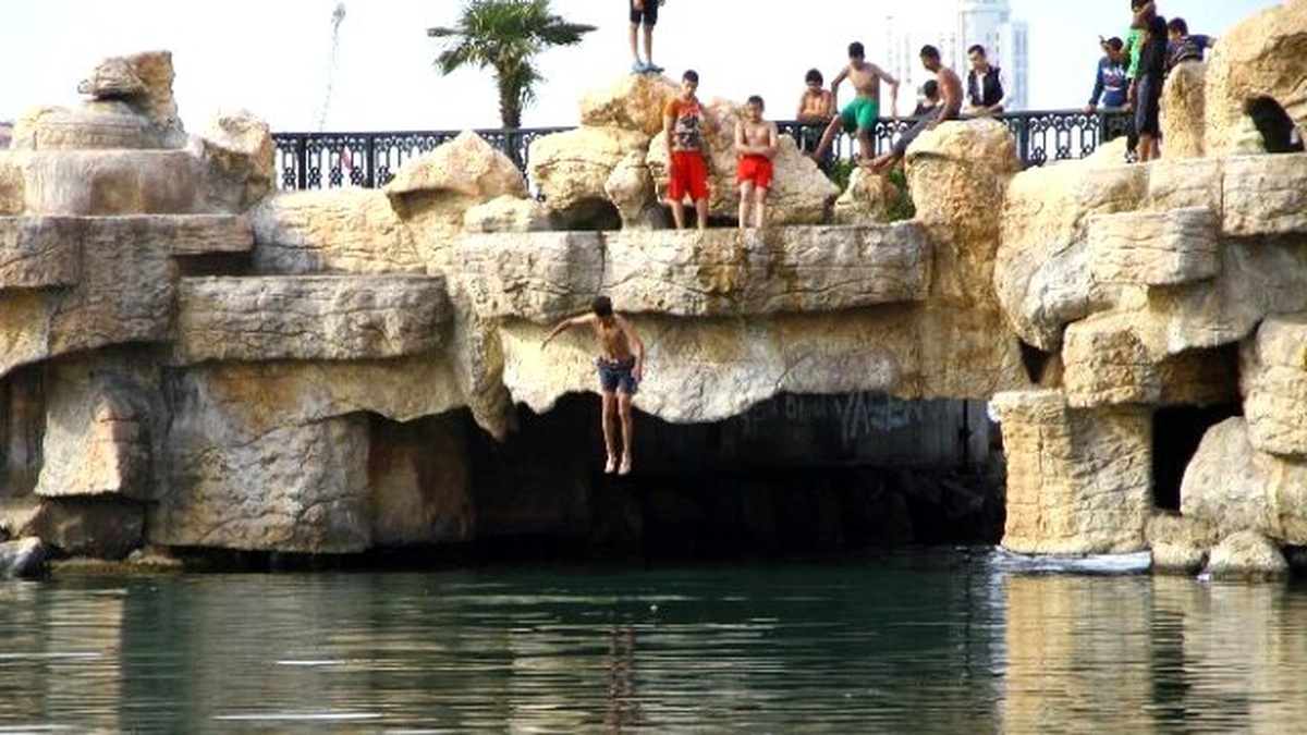 Iraklı Gençler Serinlemek İçin Denize Girdi
