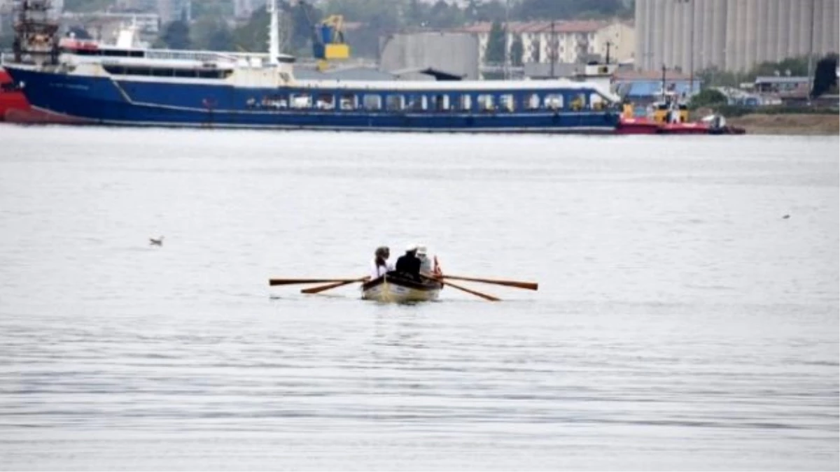 İstanbul\'dan Çanakkale\'ye Kürek Çekerek Giden Ekip Süleymanpaşa\'ya Ulaştı