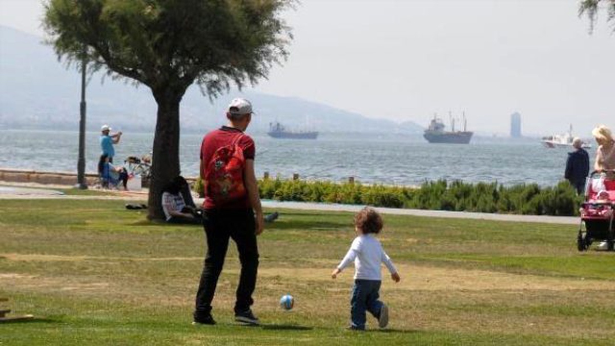 İzmirliler Gölgeye ve Deniz Kenarına Akın Etti