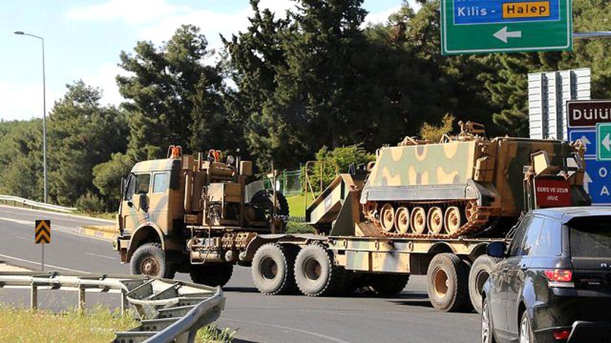 Kilis\'in Suriye Sınırına Gaziantep\'ten Tank Sevkiyatı Yapıldı