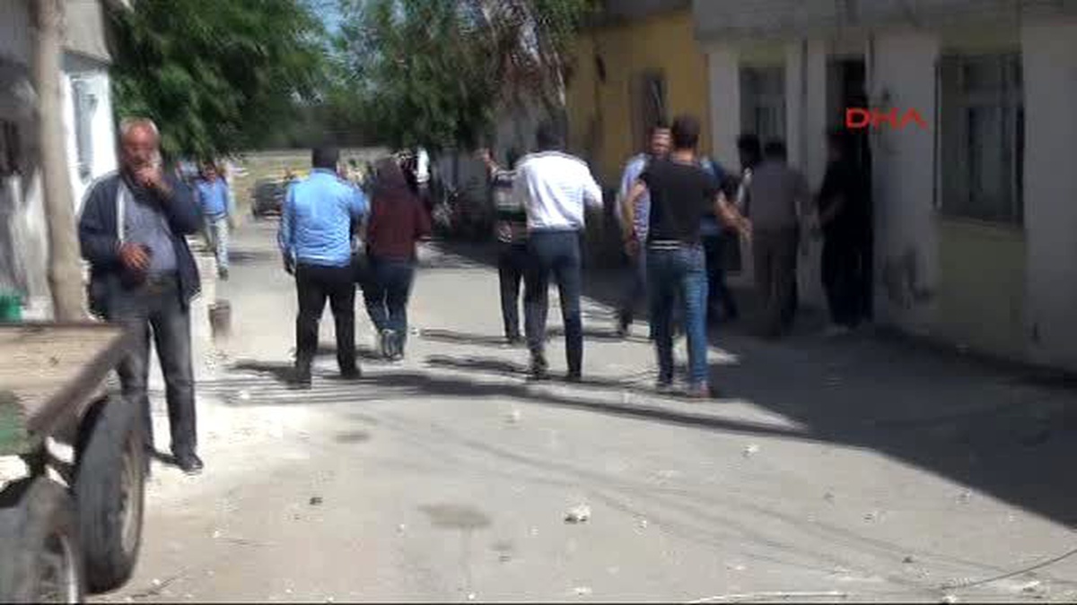 Kilis\'te Suriye Tarafından Atılan 3 Roket Atar Mermisinin Düştüğü Bir Evde Yangın Çıktı