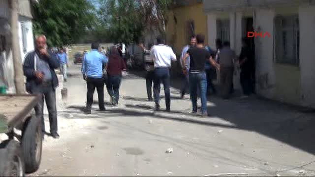 Kilis\'te Suriye Tarafından Atılan 3 Roket Atar Mermisinin Düştüğü Bir Evde Yangın Çıktı 2