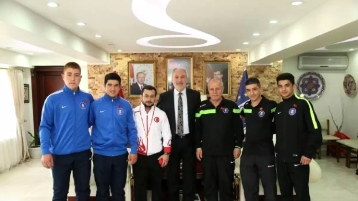 Kütahya Belediye Başkanı Kamil Saraçoğlu, Başarılı Sporcuları Altınla Ödüllendirdi