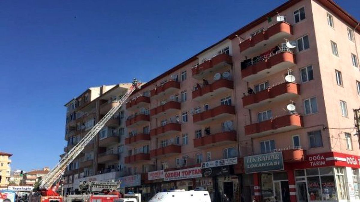 Niğde\'deki Çatı Yangını Korkuttu
