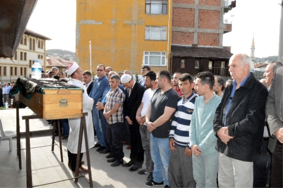 Oğlunun Cenazesini Hastane Odasından Gözyaşlarıyla İzledi