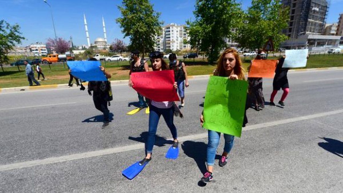 Öğrencilerden Şnorkelli ve Paletli Üst Geçit Eylemi
