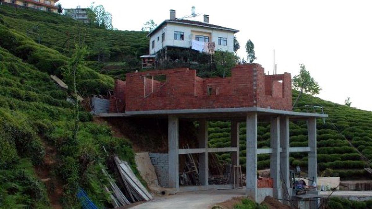 Rizeli Vatandaşın Çılgın Projesi: Yol Üstüne Ev