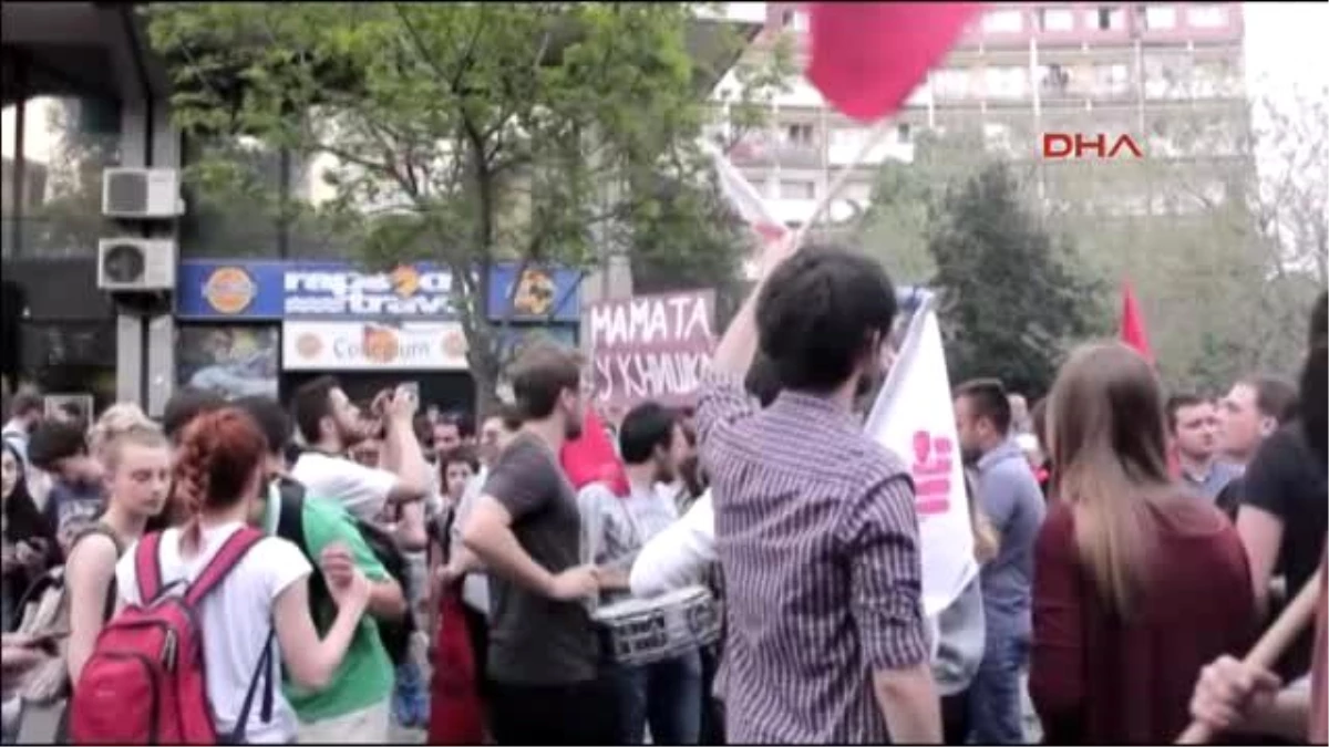Protestocular Üsküp\'teki Kültür Bakanlığı\'na Yumurta ve Boya Fırlattı