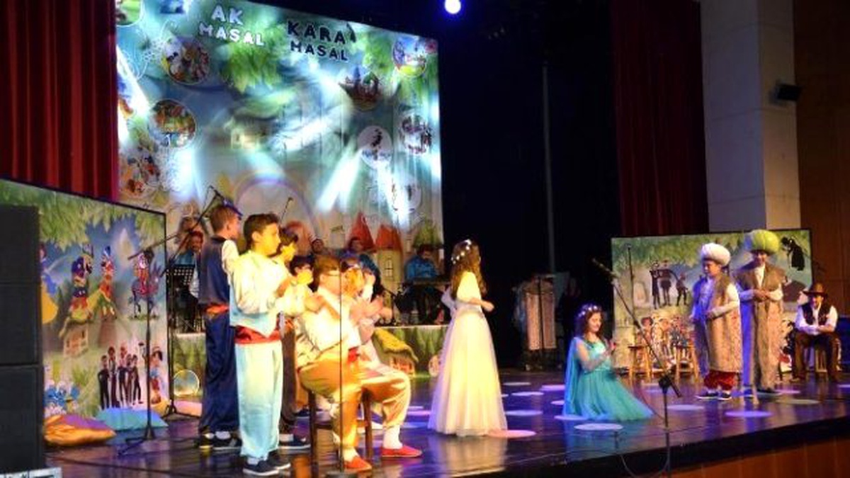 Şehir Tiyatrosu, \'Ak Masal-kara Masal\'ı Oynadı