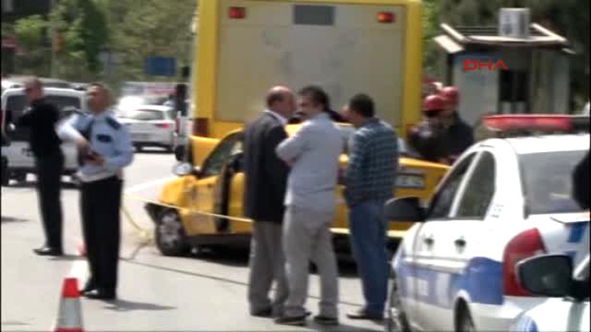 Taksinin İETT Otobüsüne Çarpma Anı Kamerada: 1 Ölü