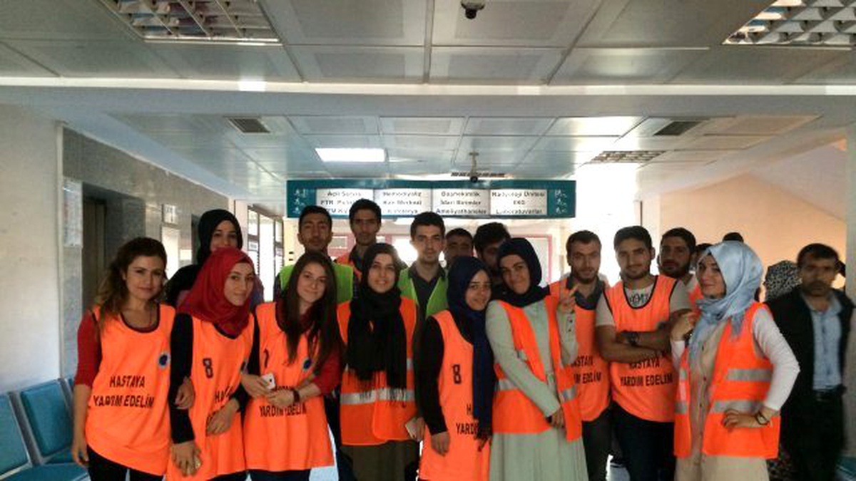 Üniversite Öğrencileri Gönüllü Olarak Hastalara Refakat Ettiler