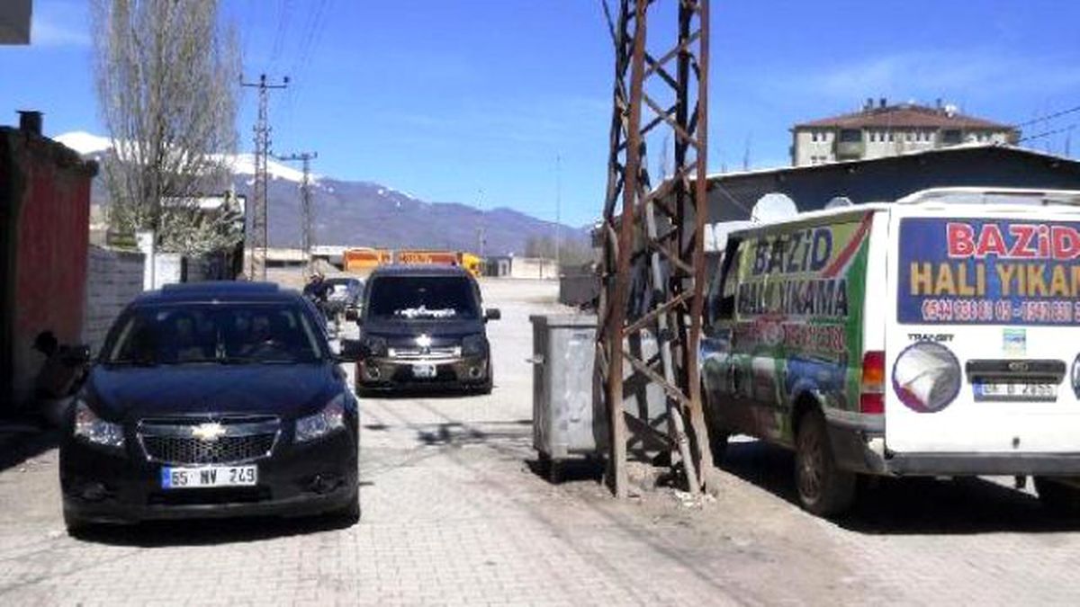 Yol Ortasında Elektrik Direği