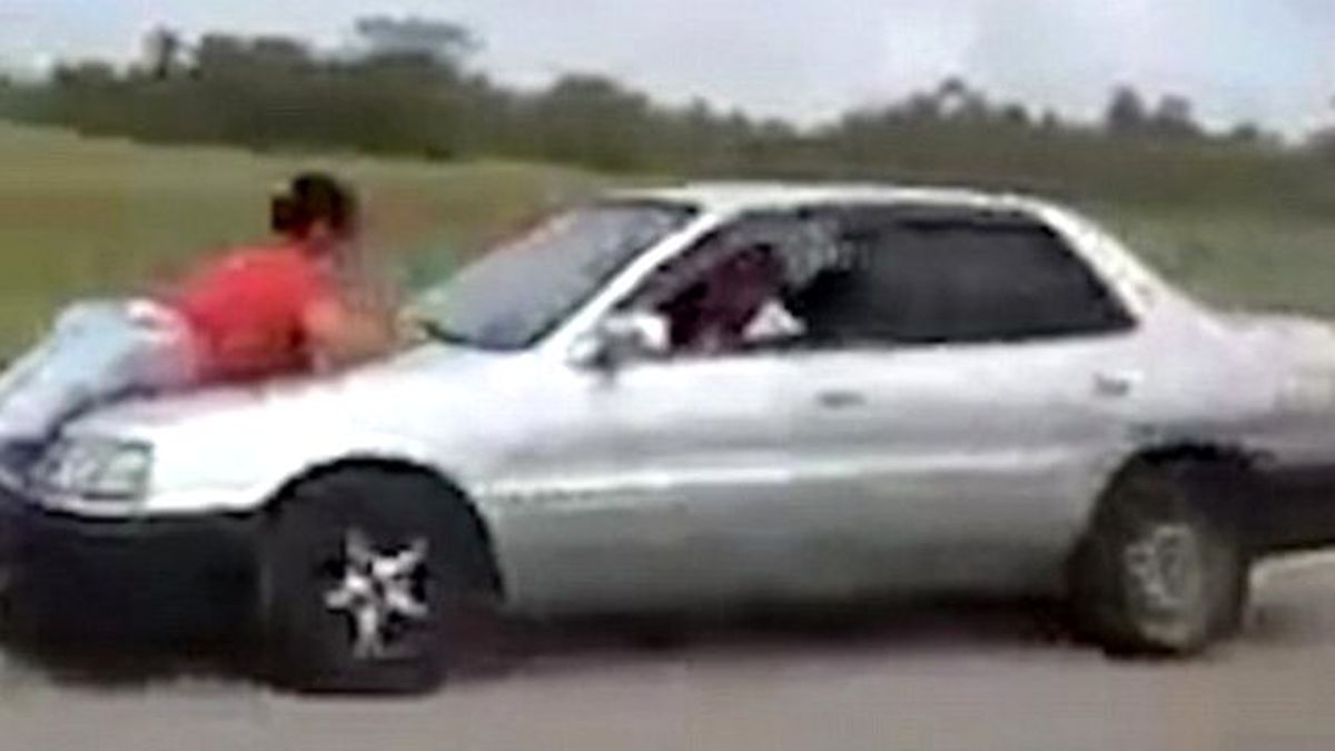 Aldatılan Koca, Arabasına Bağladığı Karısıyla Trafiğe Çıktı