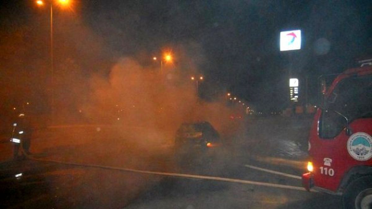Alev Alev Yanan Otomobili İtfaiye Ekipleri Söndürdü