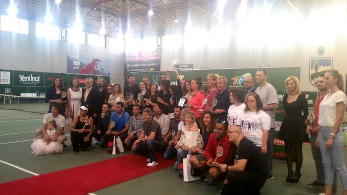 Arzum 16. Hülya Cup Senior Tenis Turnuvası\'na destek oldu