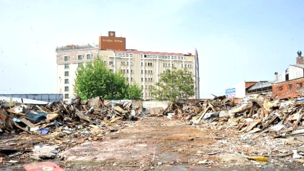 Bursa Kent Meydanı\'nda Kentsel Dönüşüm Sürüyor