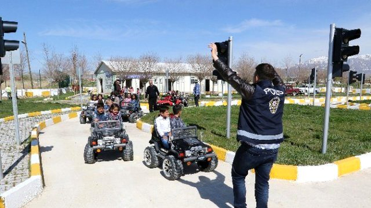 Büyükşehir Belediyesi\'nden Öğrencilere Trafik Eğitimi