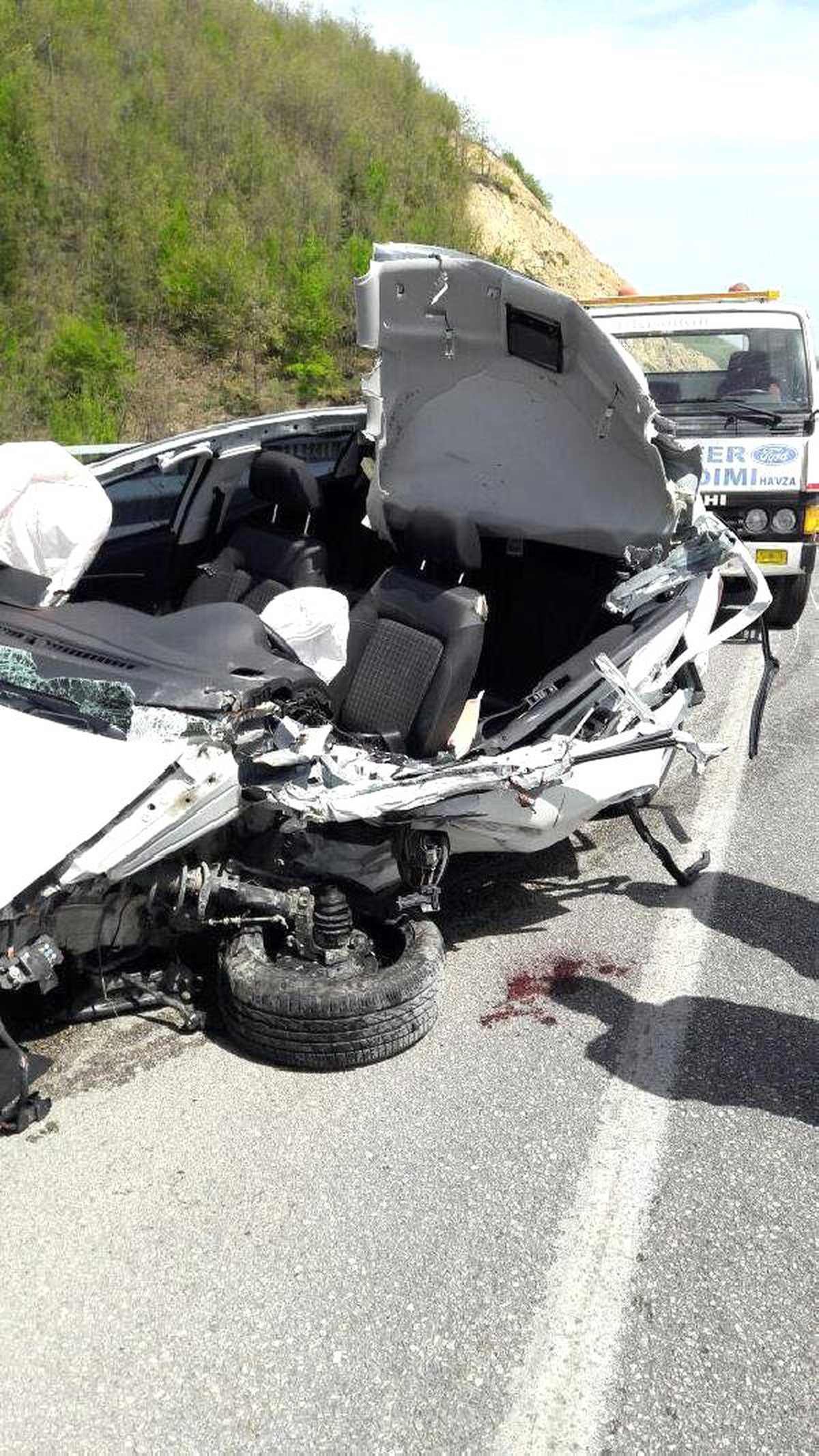 Çöp Temizleme Kamyonuna Çarpan Otomobilin Sürücüsü Ağır Yaralandı