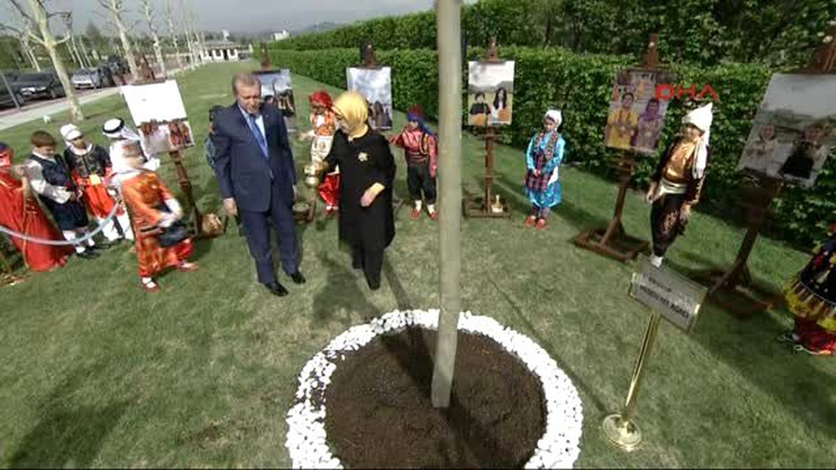 Cumhurbaşkanı Erdoğan Türkiye\'ye Gelen 300\'ün Üzerinde Çocuk ile Birlikte Fidan Dikti 3